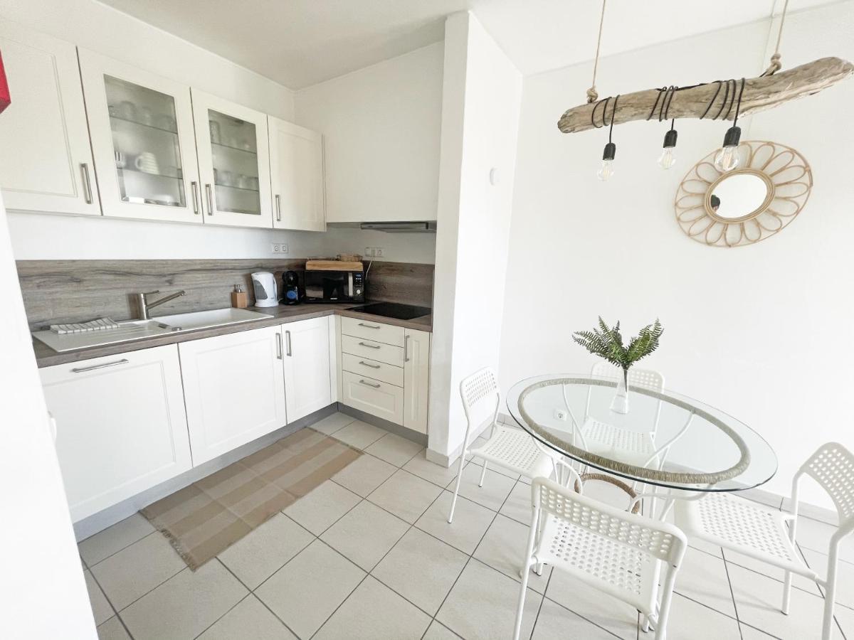 Apartamento Beachfront Oura - 100m Beach, Seaview, Garage, 300m Strip *