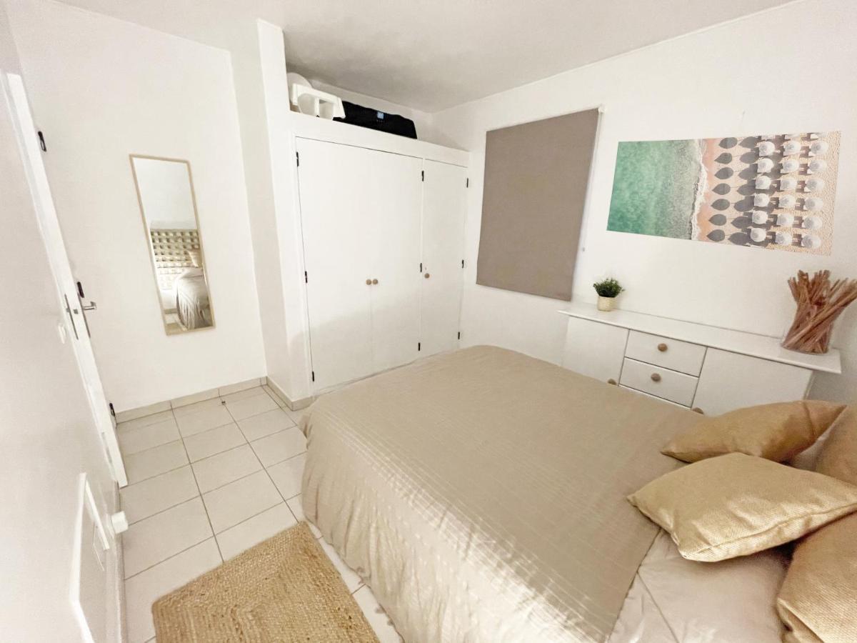 Beachfront Oura - 100m Beach, Seaview, Garage, 300m Strip Apartamento *