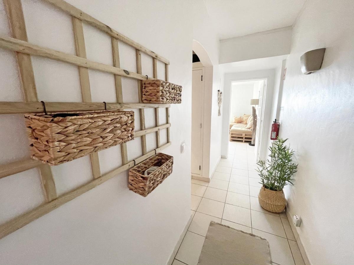Apartamento Beachfront Oura - 100m Beach, Seaview, Garage, 300m Strip *